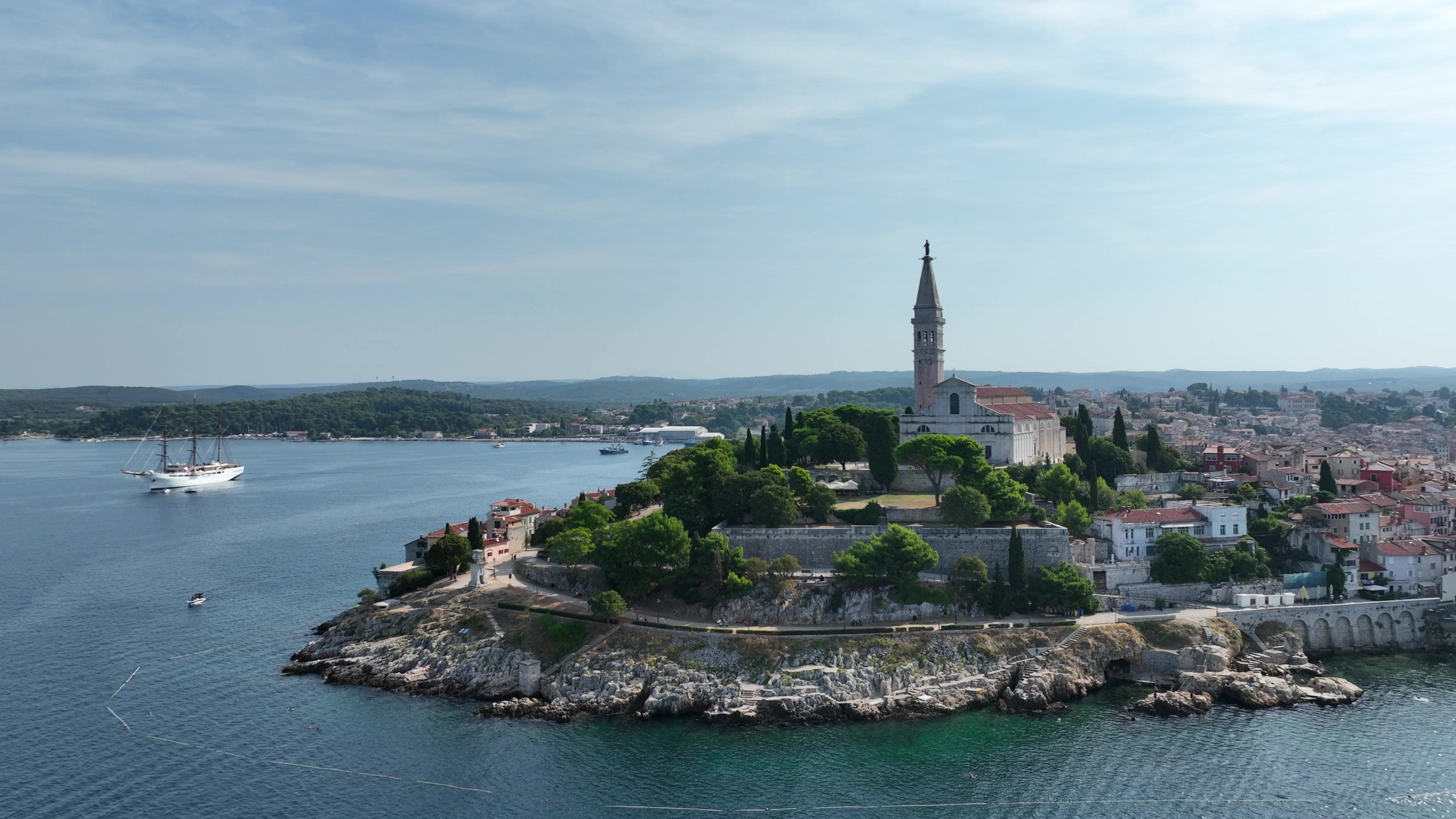 Luftaufnahme einer Altstadt am Meer